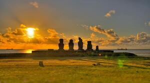 DÍA 4 – SANTIAGO | VUELO A ISLA DE PASCUA – RAPA NUI | ATARDECER EN TAHAI